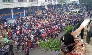 Demi Minyak Goreng, Rela mengantri hingga pingsan
