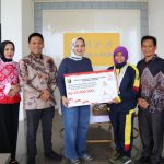 Ketua SOIna Provinsi Lampung Riana Sari Arinal menyerahkan bantuan kepada atlet