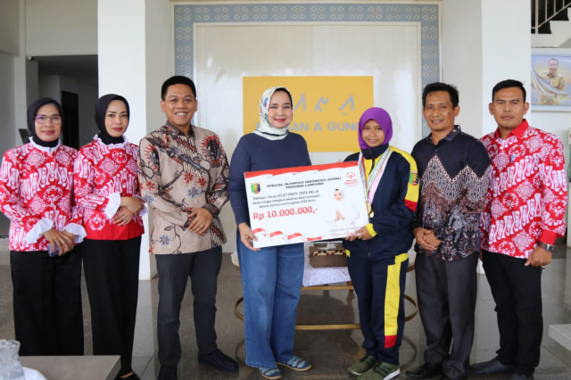 Ketua SOIna Provinsi Lampung Riana Sari Arinal menyerahkan bantuan kepada atlet 