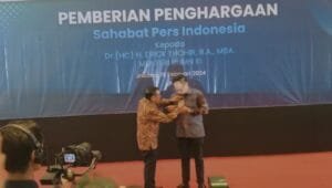 Dukung SJI, Menteri BUMN Terima Pin Emas dari PWI